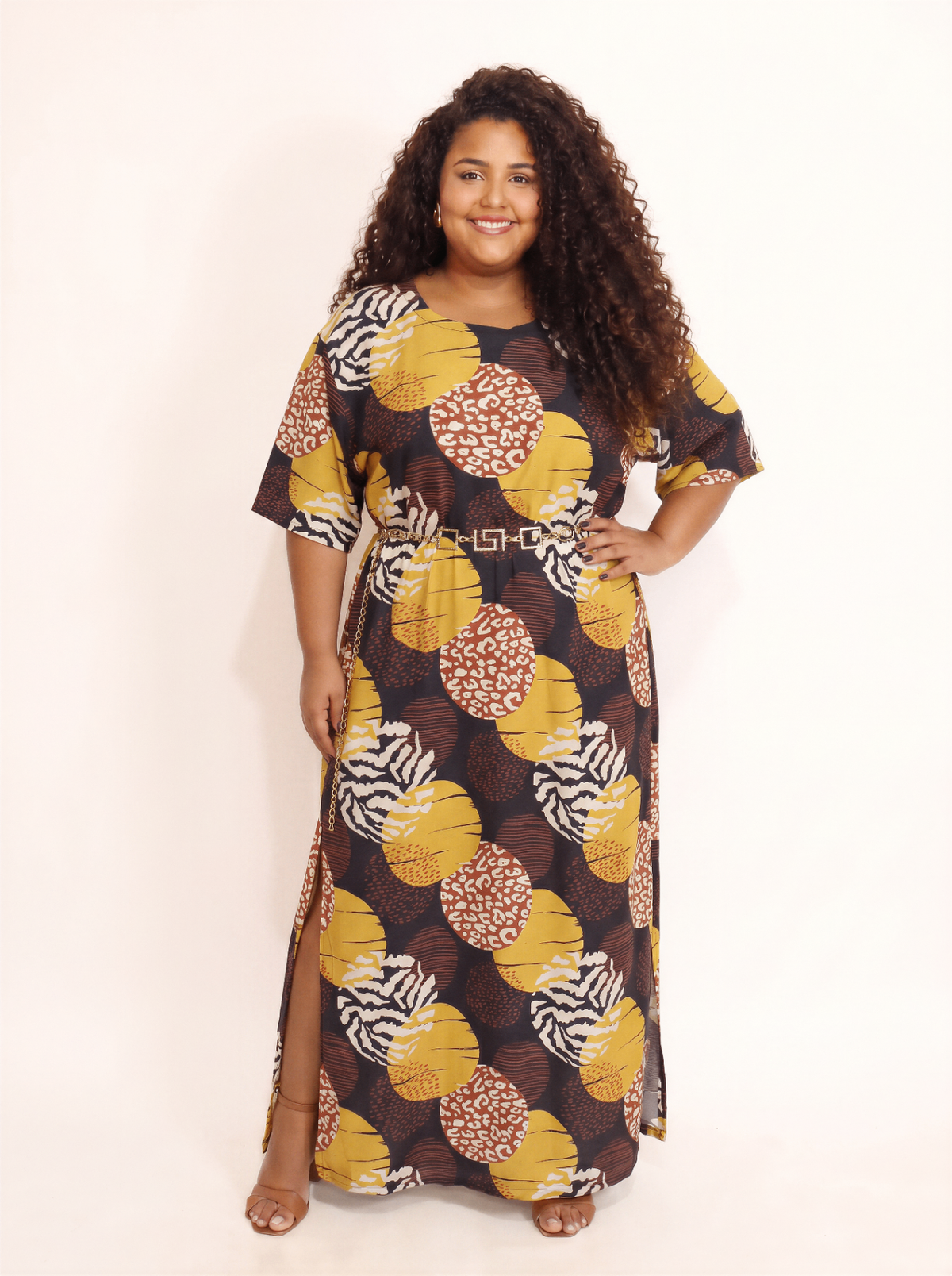 Vestido Savana amarelo estampado plus size visto de frente