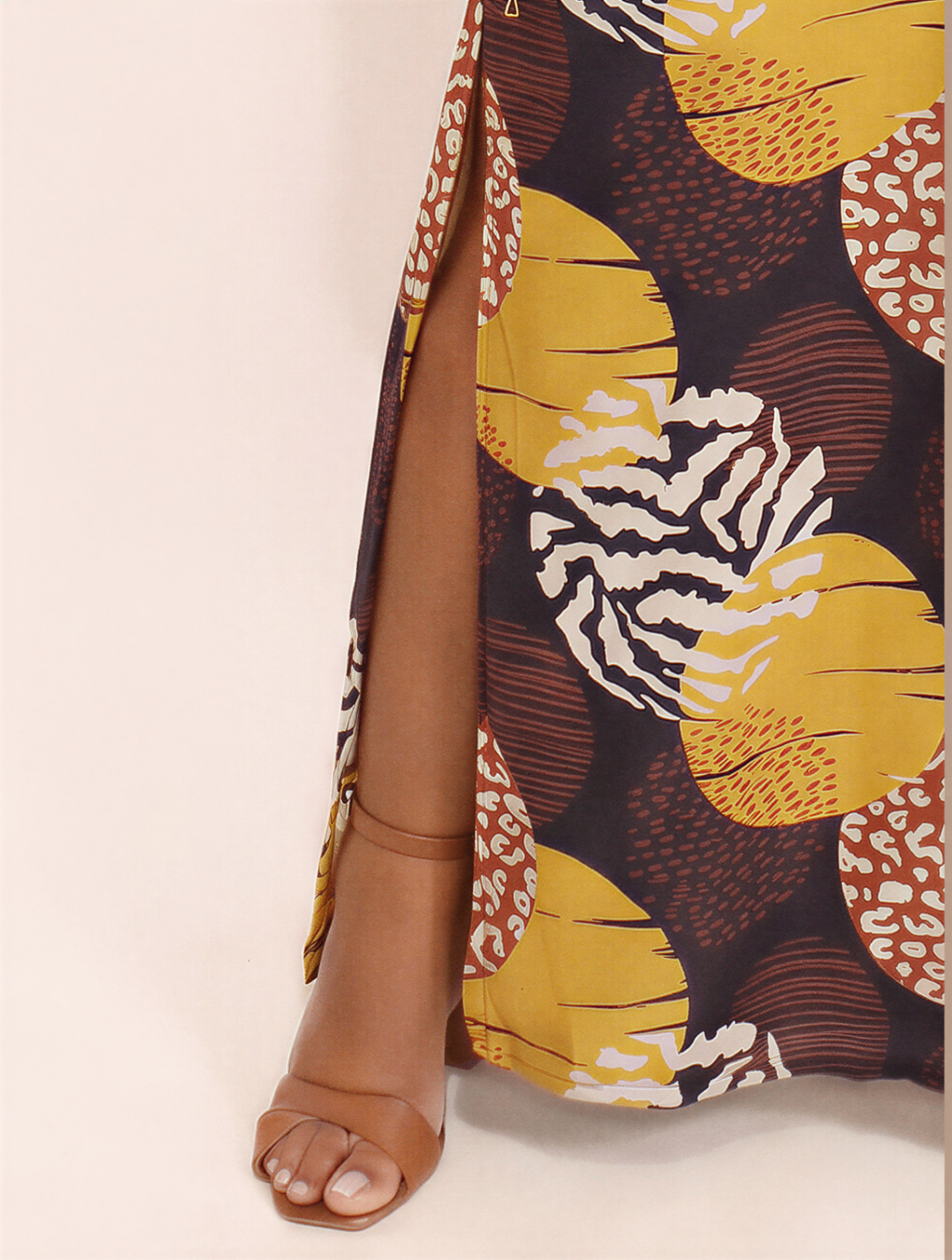 Detalhe da fenda lateral do vestido amarelo estampado
