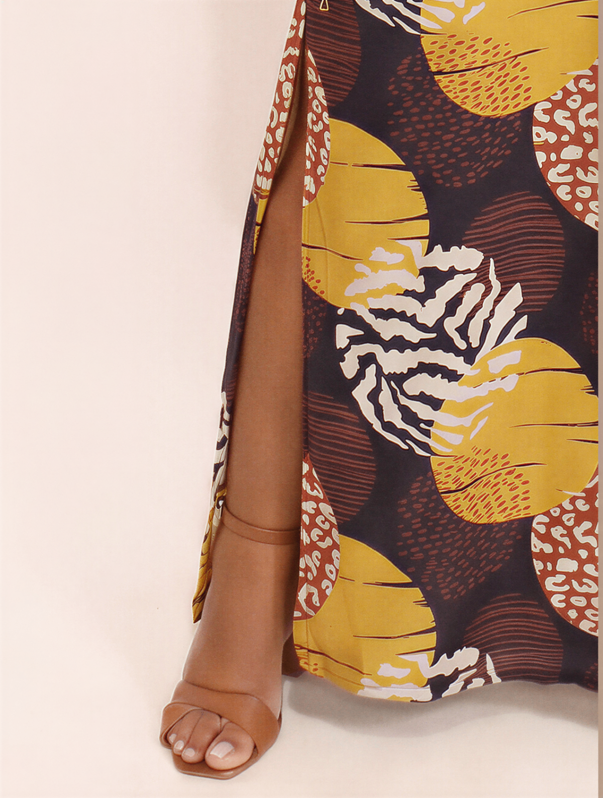 Detalhe da fenda lateral do vestido amarelo estampado