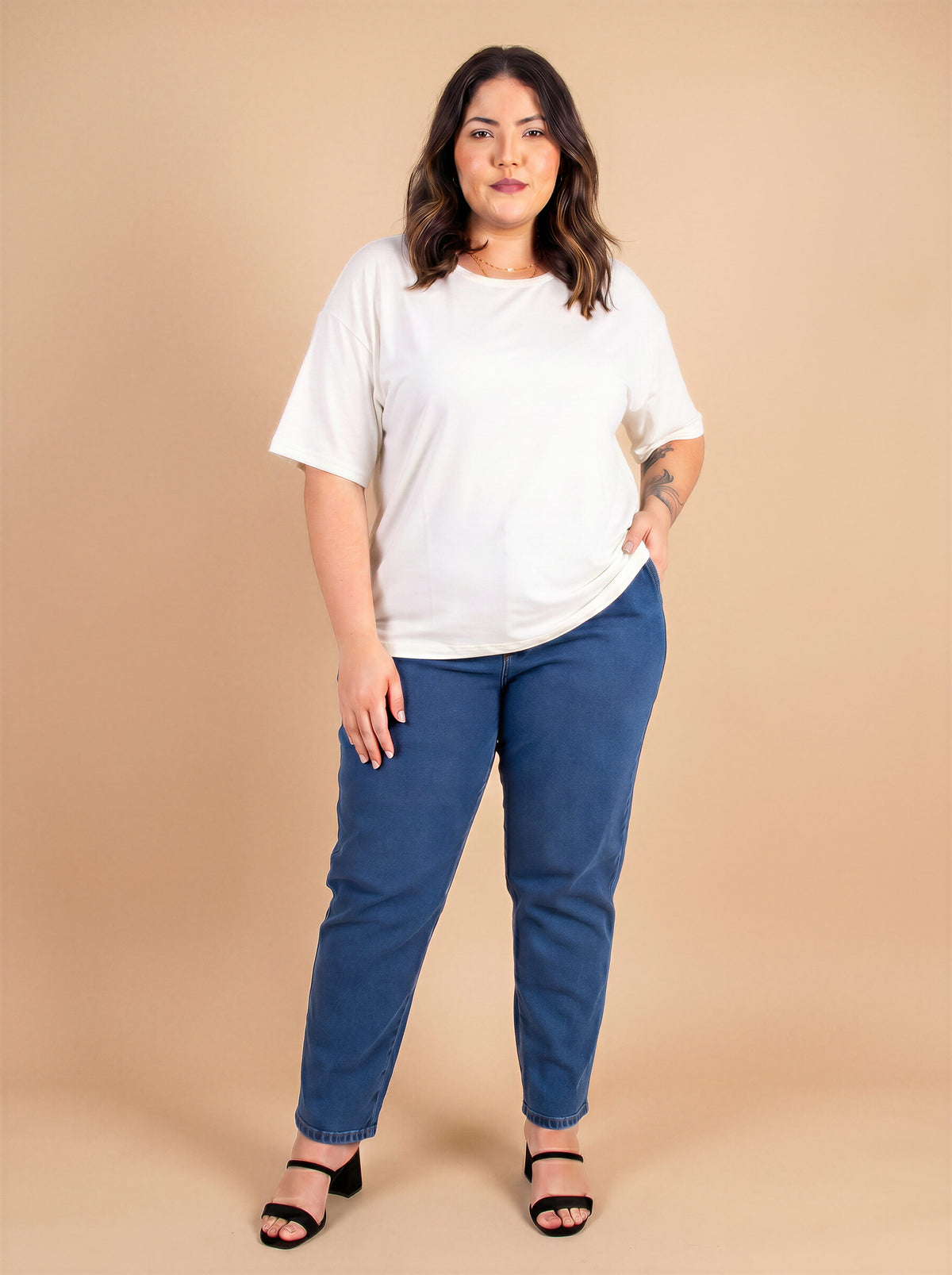 T-shirt Essencial Nuvem — Blusa Feminina Plus Size Off White