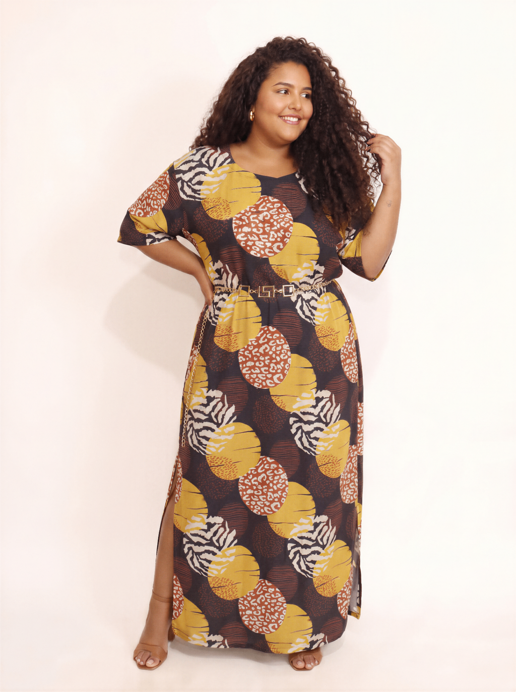 Vestido Savana amarelo estampado plus size em pose lateral