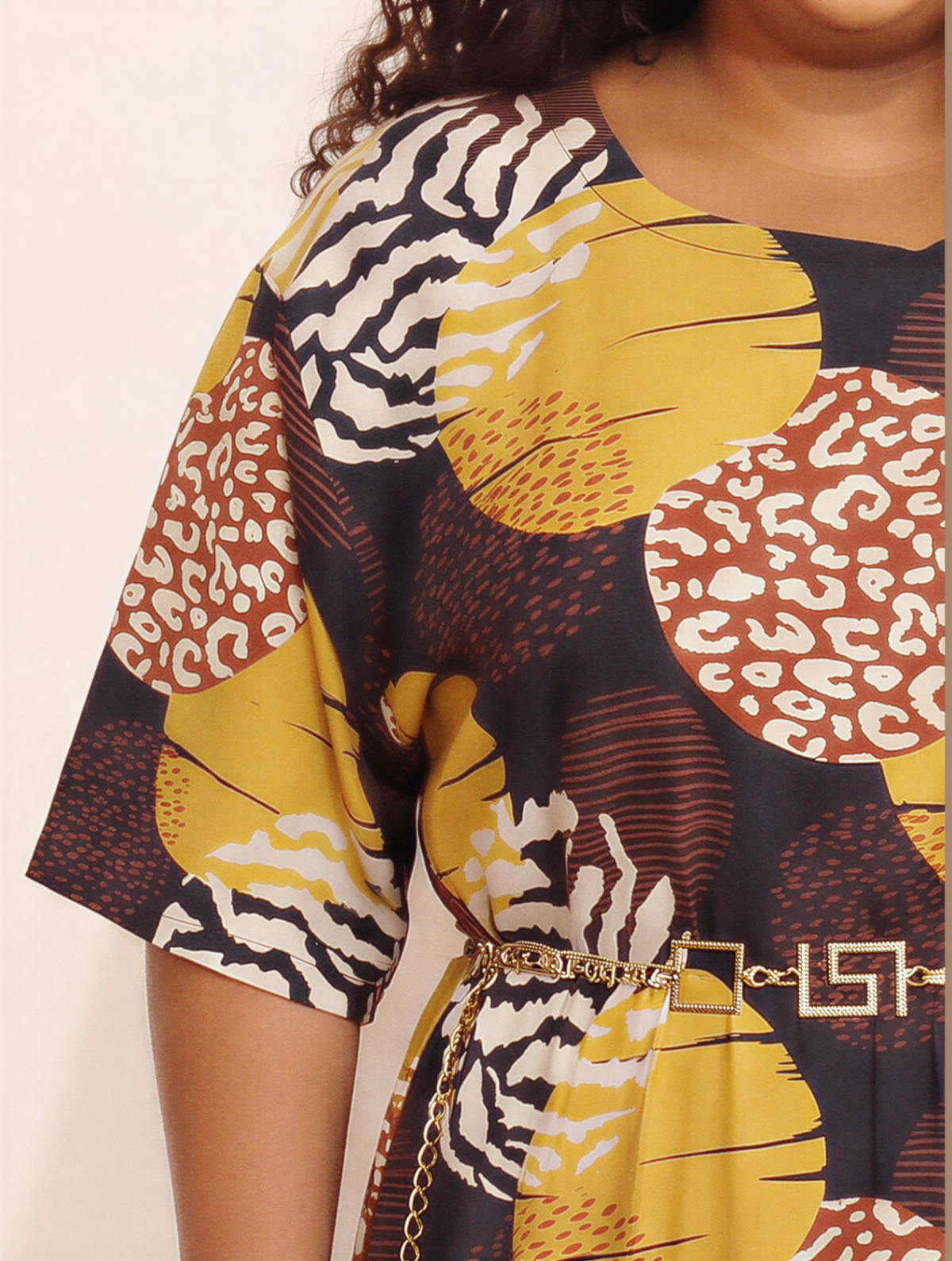 Detalhe da manga e da estampa do vestido amarelo plus size