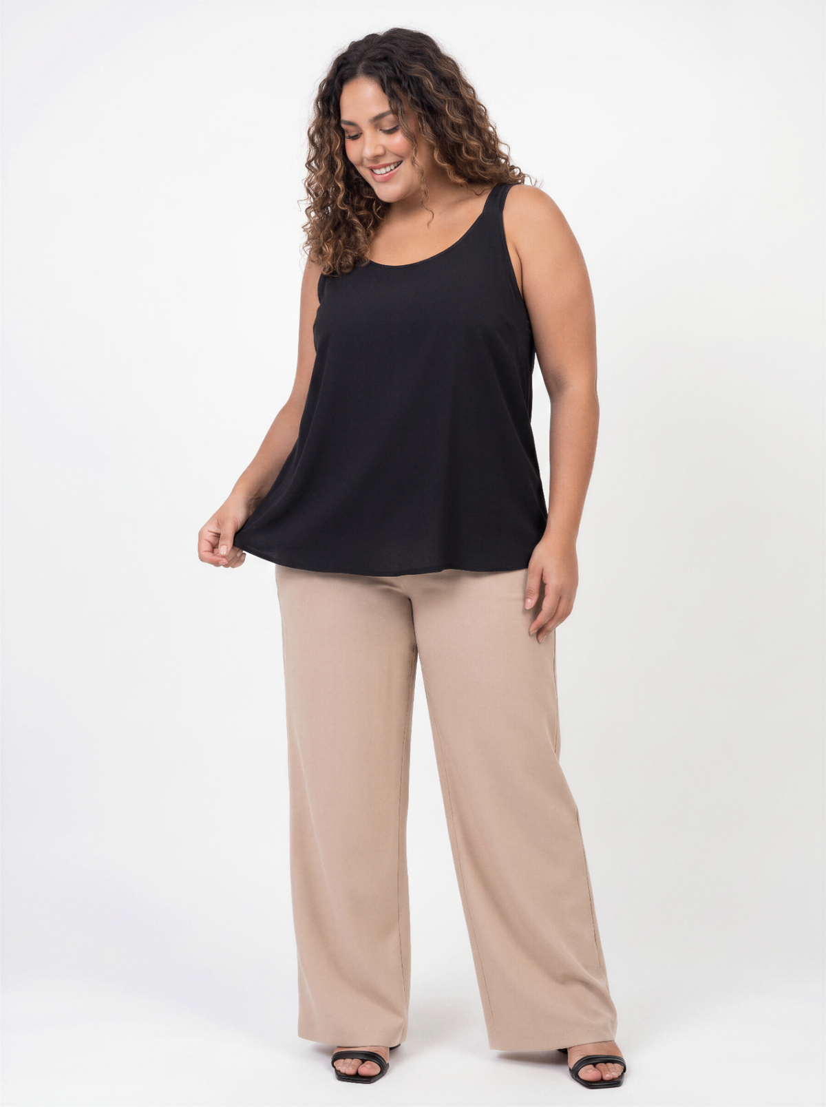 Blusa Essenza regata preta plus size - frente em movimento