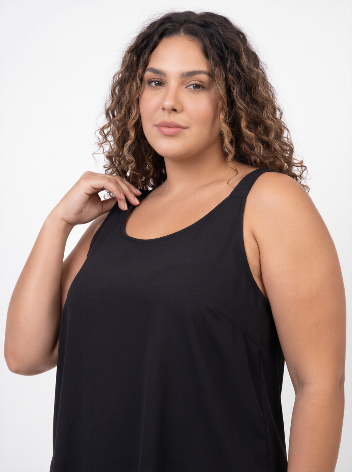 Blusa Essenza regata preta plus size - detalhe do busto