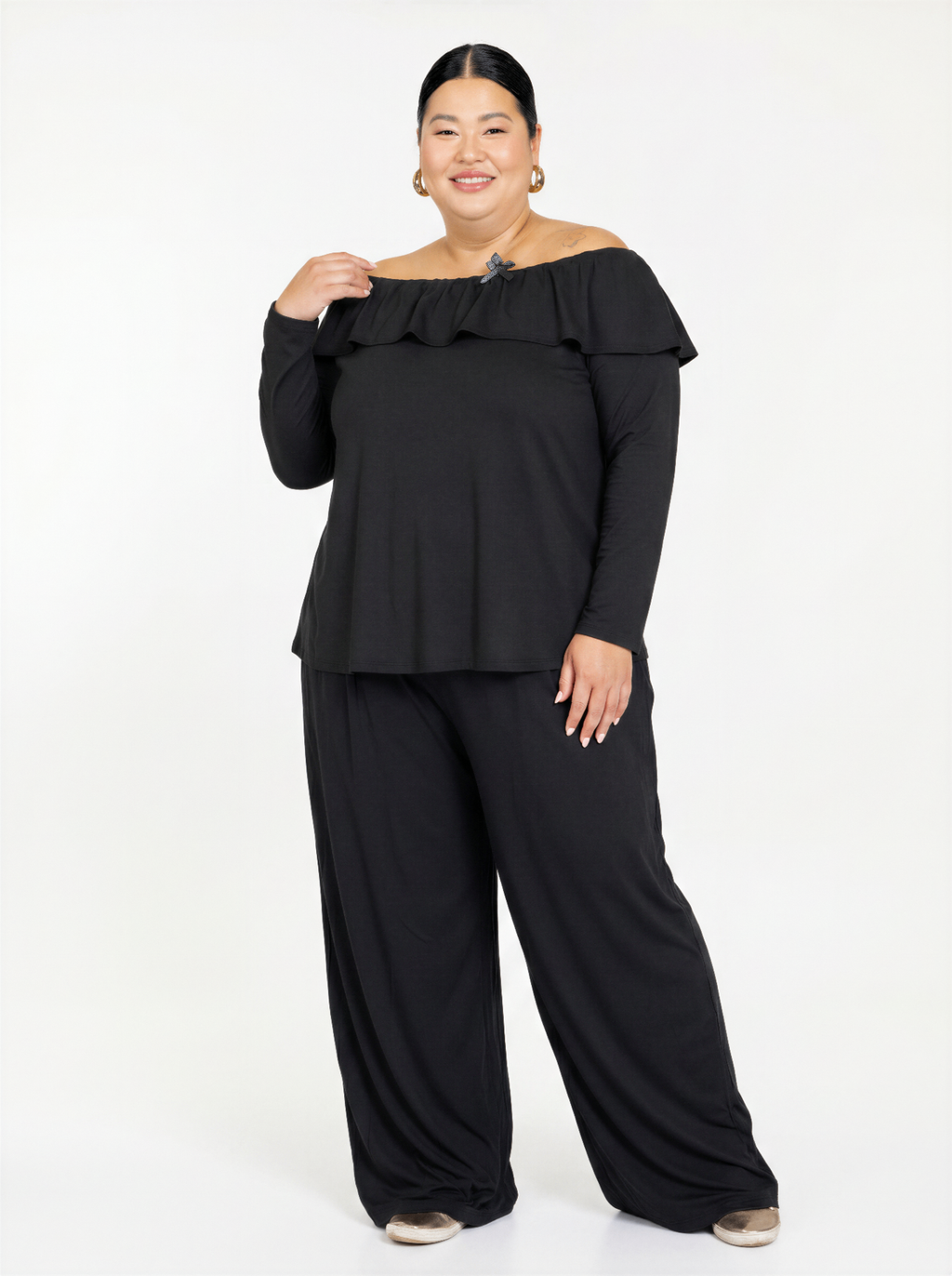 Calça Fluida pantalona preta - corpo inteiro