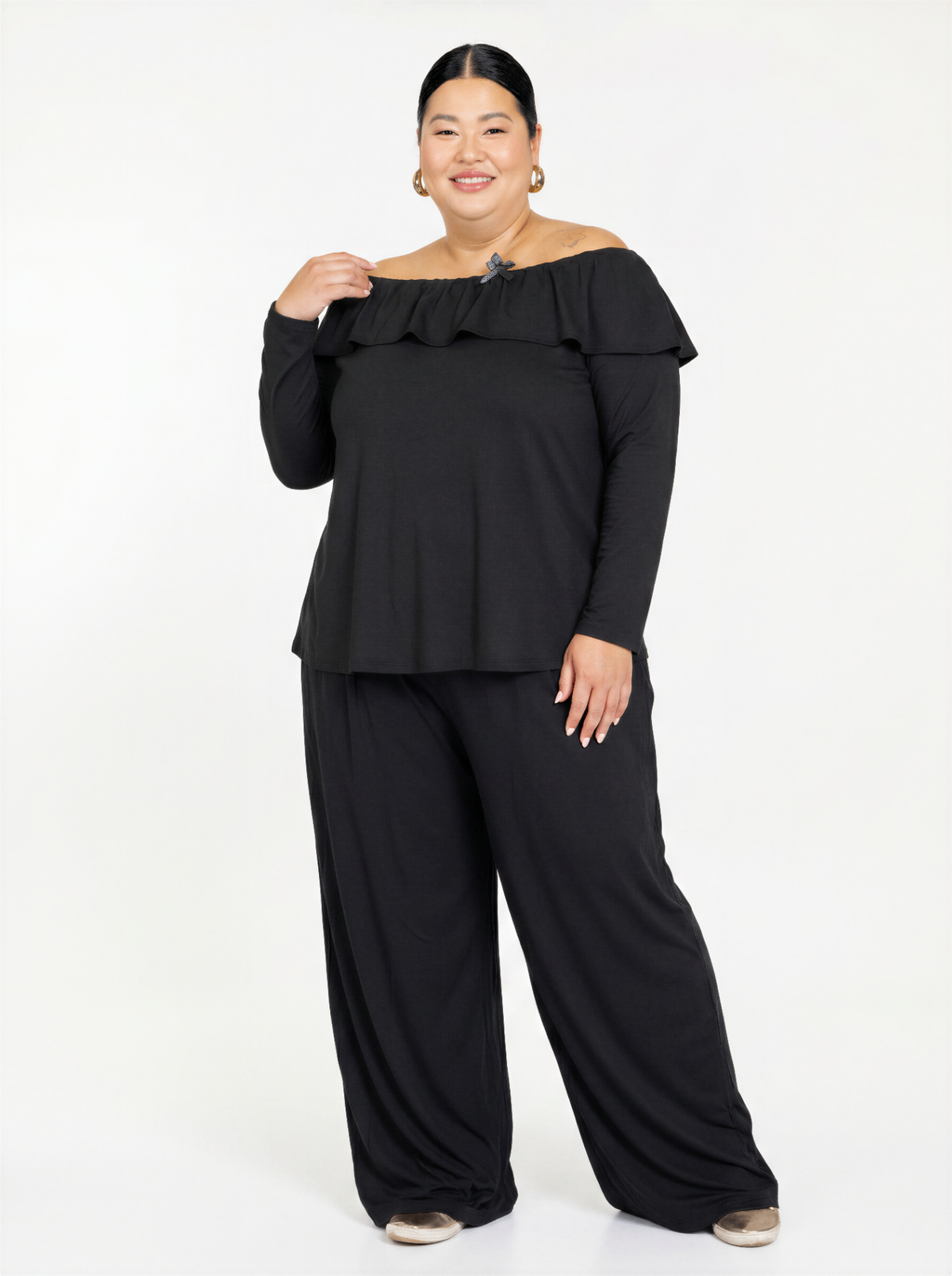 Calça Fluida pantalona preta - corpo inteiro