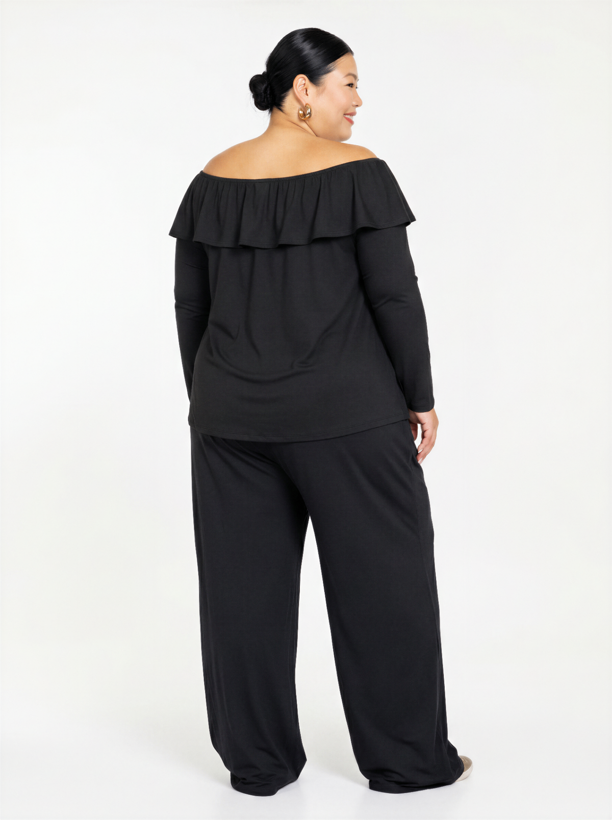Calça Fluida pantalona preta - costas