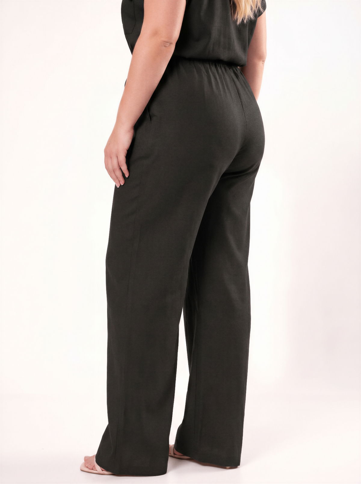 Calça Linha Pantalona Preta - detalhe traseiro