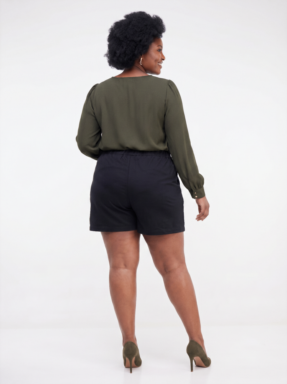Short-Saia Duna preto plus size - costas em short