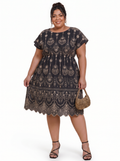 Vestido Ornato curto estampado plus size - corpo inteiro
